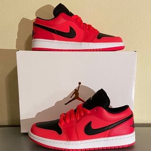 Nike Jordan 1 low siren red 6.5 Women’s